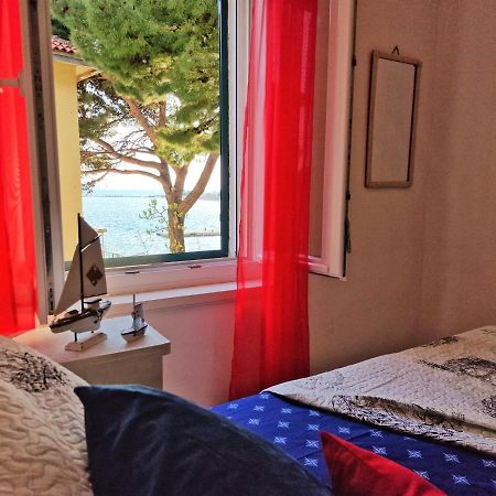 Pirates' Bay Apartment - אומיס מראה חיצוני תמונה